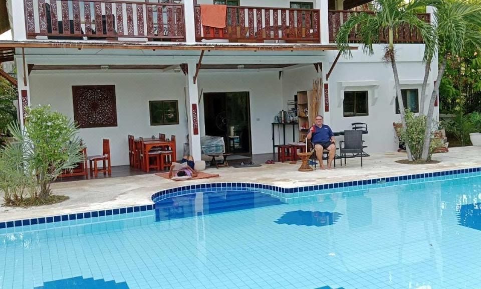 สระว่ายน้ำระบบน้ำเกลือกลางสวนร่มรื่นของ Lyndale Lodge สามร้อยยอด ประจวบคีรีขันธ์