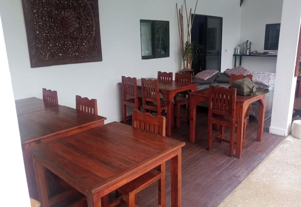 บรรยากาศสวนและพื้นที่นั่งเล่นของ Lyndale Lodge บูทีคลอดจ์ขนาดเล็กในสามร้อยยอด