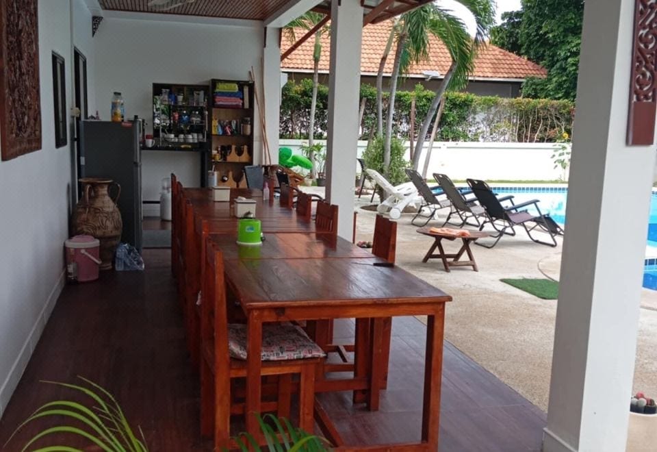 ห้องพักของ Lyndale Lodge ตกแต่งเรียบสบายตาพร้อมระเบียงส่วนตัว ใกล้หาดสามร้อยยอด