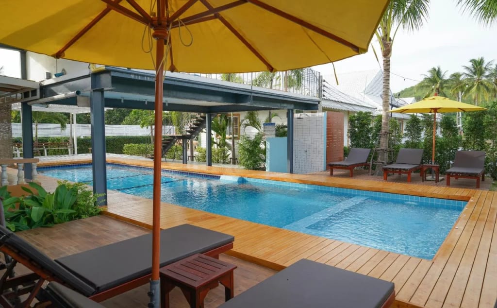 สระว่ายน้ำกลางแจ้งของ Mango Home Resort ปากน้ำปราณ ในบรรยากาศสวนเงียบสงบ