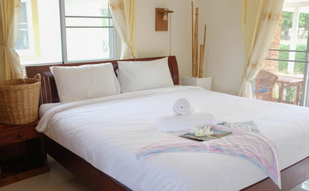 มุมสวนและบิสโทรของ Mango Home Resort ที่ร่มรื่นมองวิวไร่สับปะรด