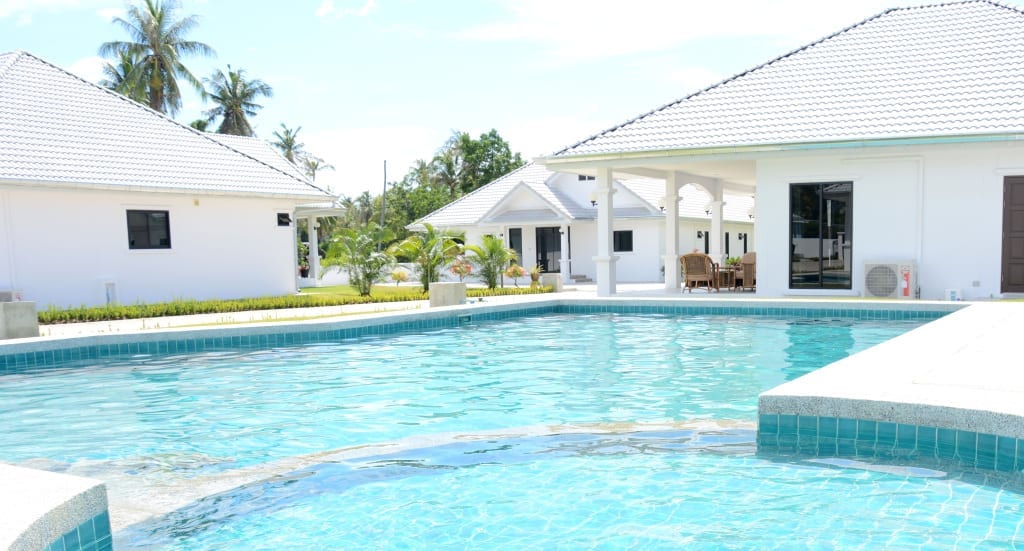 วิลล่าและสวนของ Mango Beach Resort Thailand หาดห้วยยาง ทับสะแก ในบรรยากาศเงียบสงบ