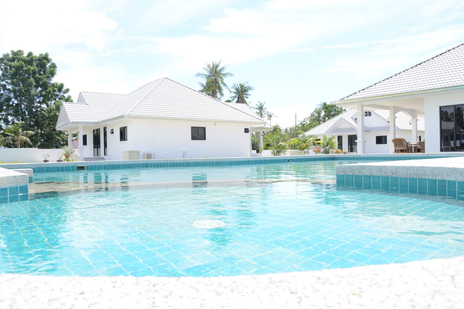 ภายในวิลล่า Mango Beach Resort มีห้องนั่งเล่นและพื้นที่กว้างขวางสไตล์บ้านพักตากอากาศ