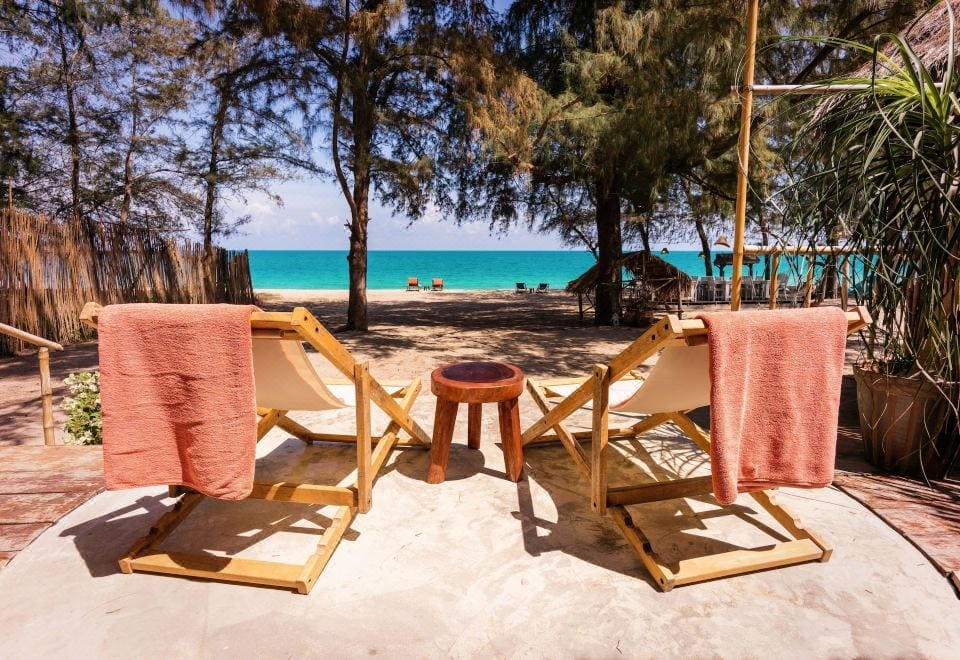 ร้านอาหารริมทะเลของ Mumsa Beach Resort เสิร์ฟอาหารไทยและพิซซ่าเตาฟืน