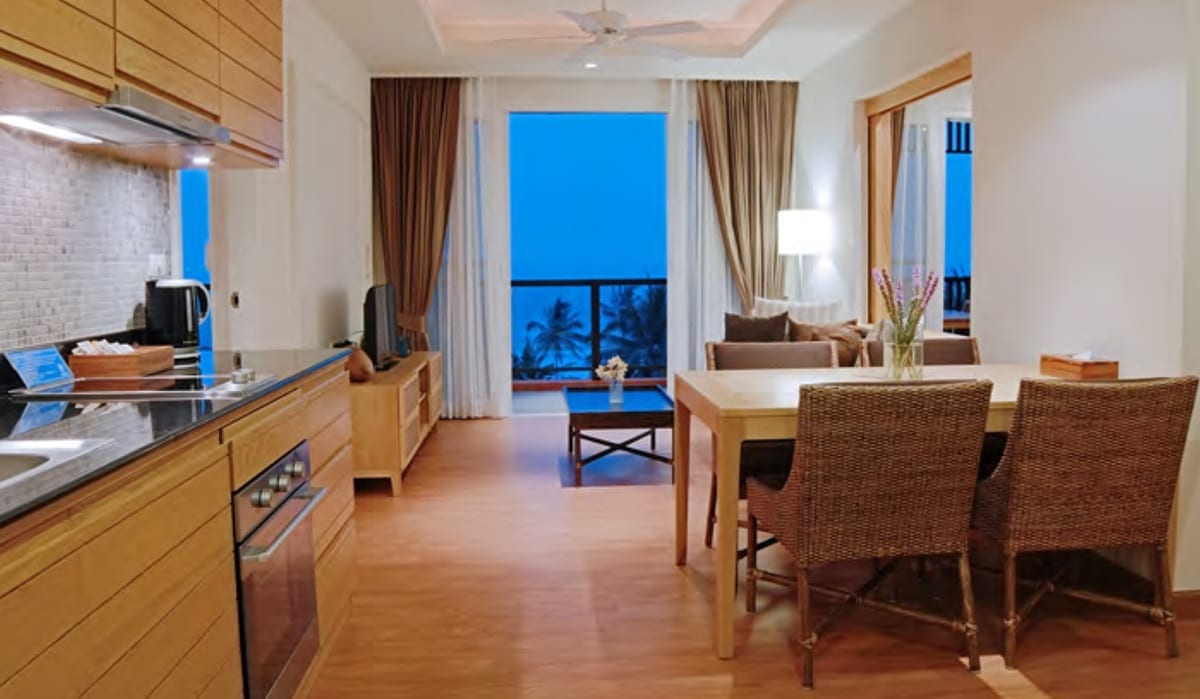 ห้องสวีทวิวทะเลของ Nishaville Resort ตกแต่งเรียบสบายตา มองเห็นอ่าวไทย