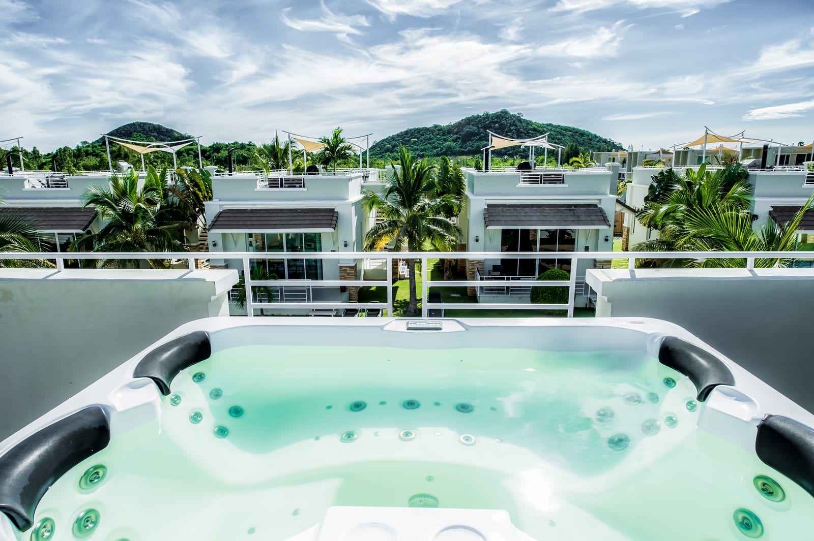 สระว่ายน้ำส่วนกลางขนาดใหญ่พร้อมสไลเดอร์น้ำของ Oriental Beach Pearl Resort สามร้อยยอด