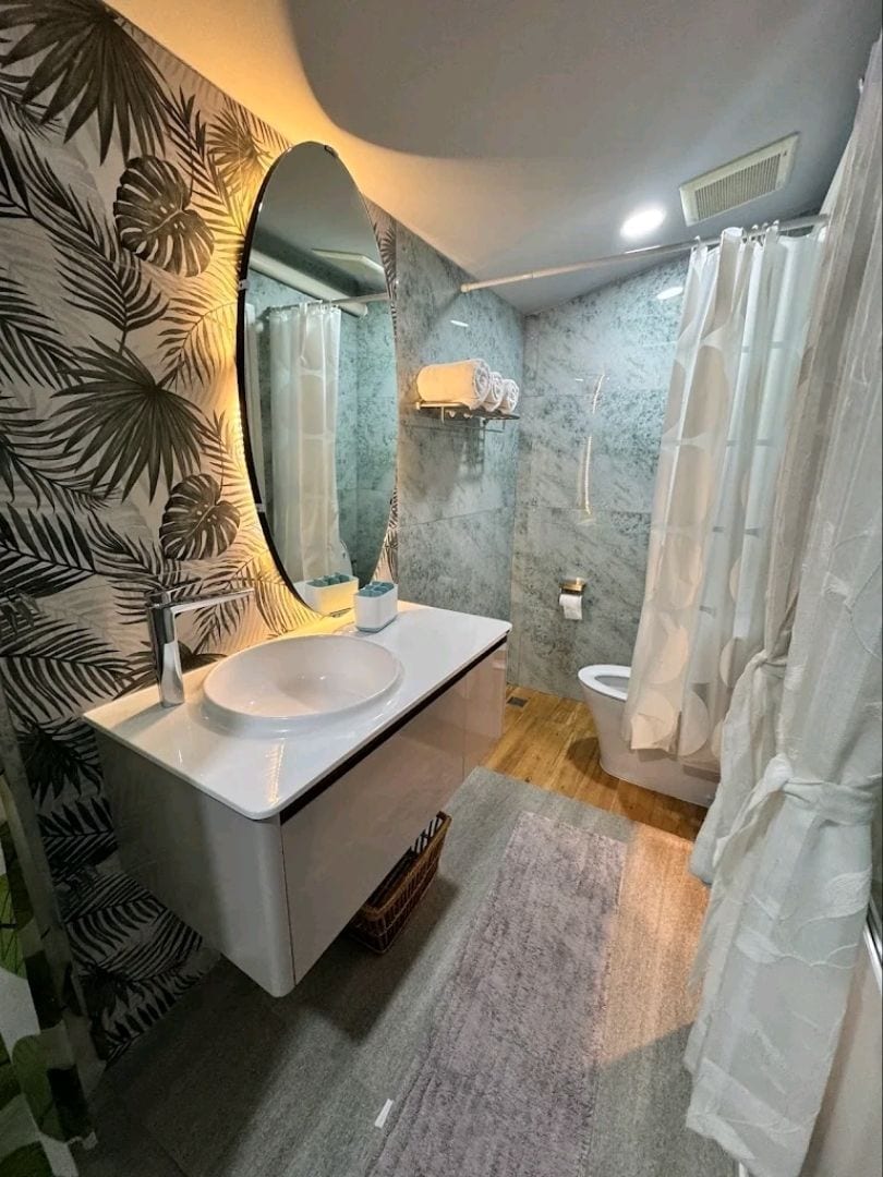 ห้องพักของ Palm Sweet Hotel ประจวบคีรีขันธ์ ตกแต่งเรียบสะอาด โทนสว่าง มีตู้เย็นและทีวีจอแบน