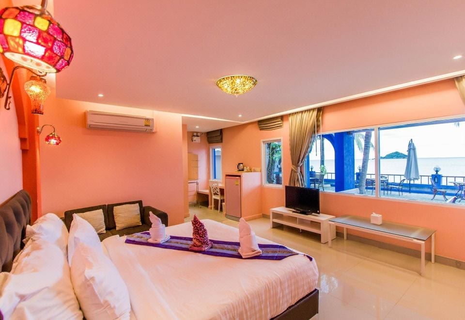 อาคารสีขาวสไตล์โมร็อกโกของ Pearl By The Sea Resort ริมหาดคลองวาฬ ประจวบคีรีขันธ์