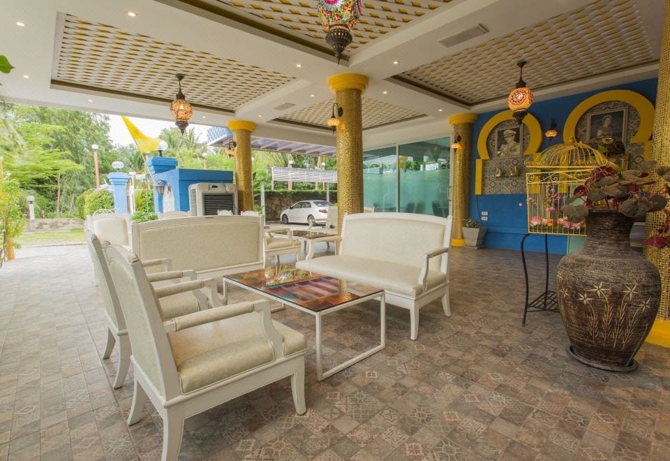 สระว่ายน้ำกลางแจ้งของ Pearl By The Sea Resort มองออกไปเห็นทะเลอ่าวประจวบเป็นฉากหลัง