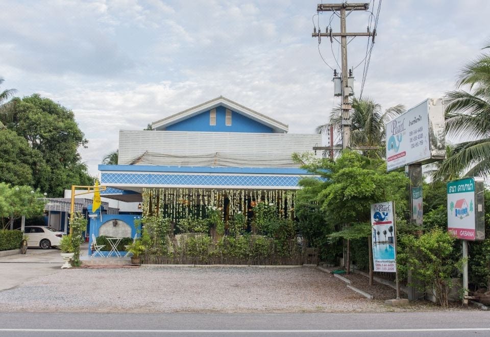 ห้องพักโทนสว่างพร้อมระเบียงวิวทะเลของ Pearl By The Sea Resort คลองวาฬ