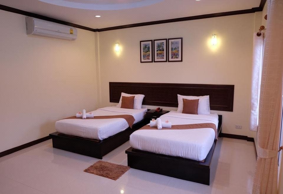 มุมสวนและเทอเรซนั่งเล่นของ Baan Por Pla Resort บรรยากาศร่มรื่นเป็นส่วนตัว