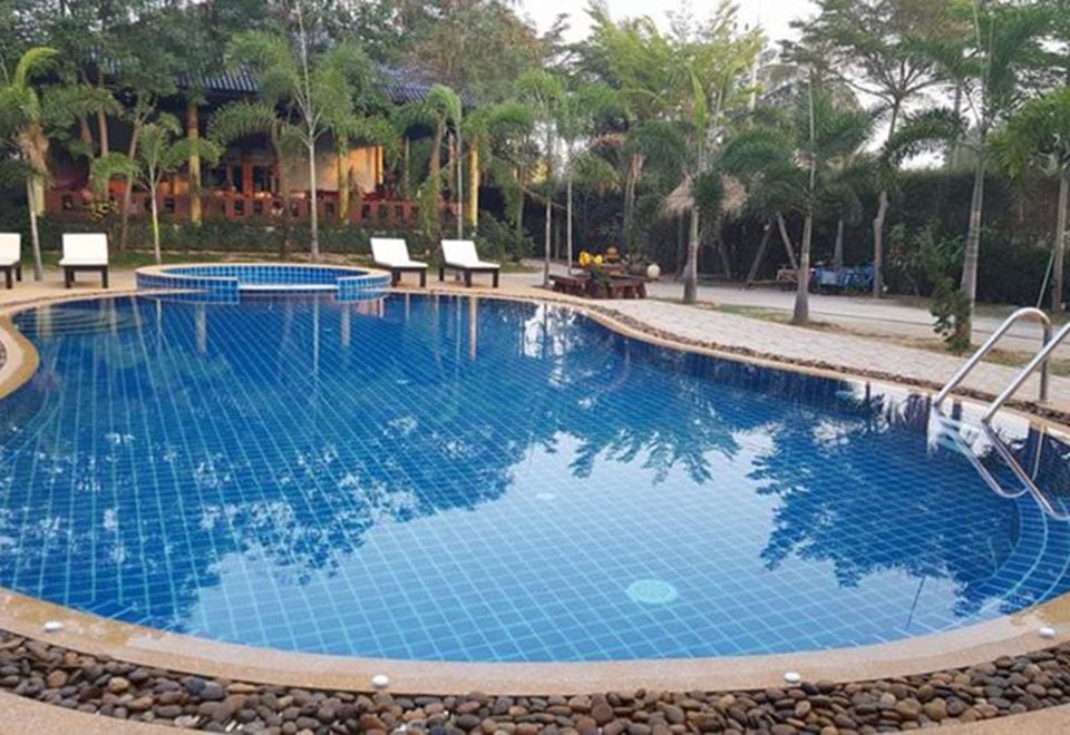 สระว่ายน้ำระบบน้ำเค็มกลางสวนเขตร้อนของ Pranburi Cabana Resort ปากน้ำปราณ