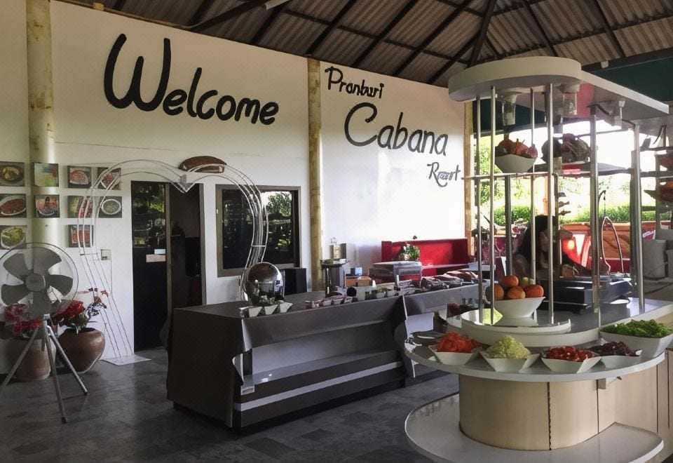 บรรยากาศห้องพักและพื้นที่พักผ่อนของ Pranburi Cabana Resort ใกล้หาดปากน้ำปราณ