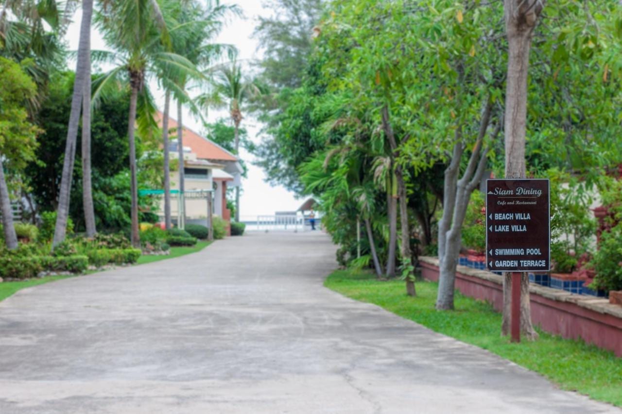 สระว่ายน้ำยาวของ The Privacy Beach Resort & Spa ทอดยาวกลางรีสอร์ตริมหาดอ่าวโลมา