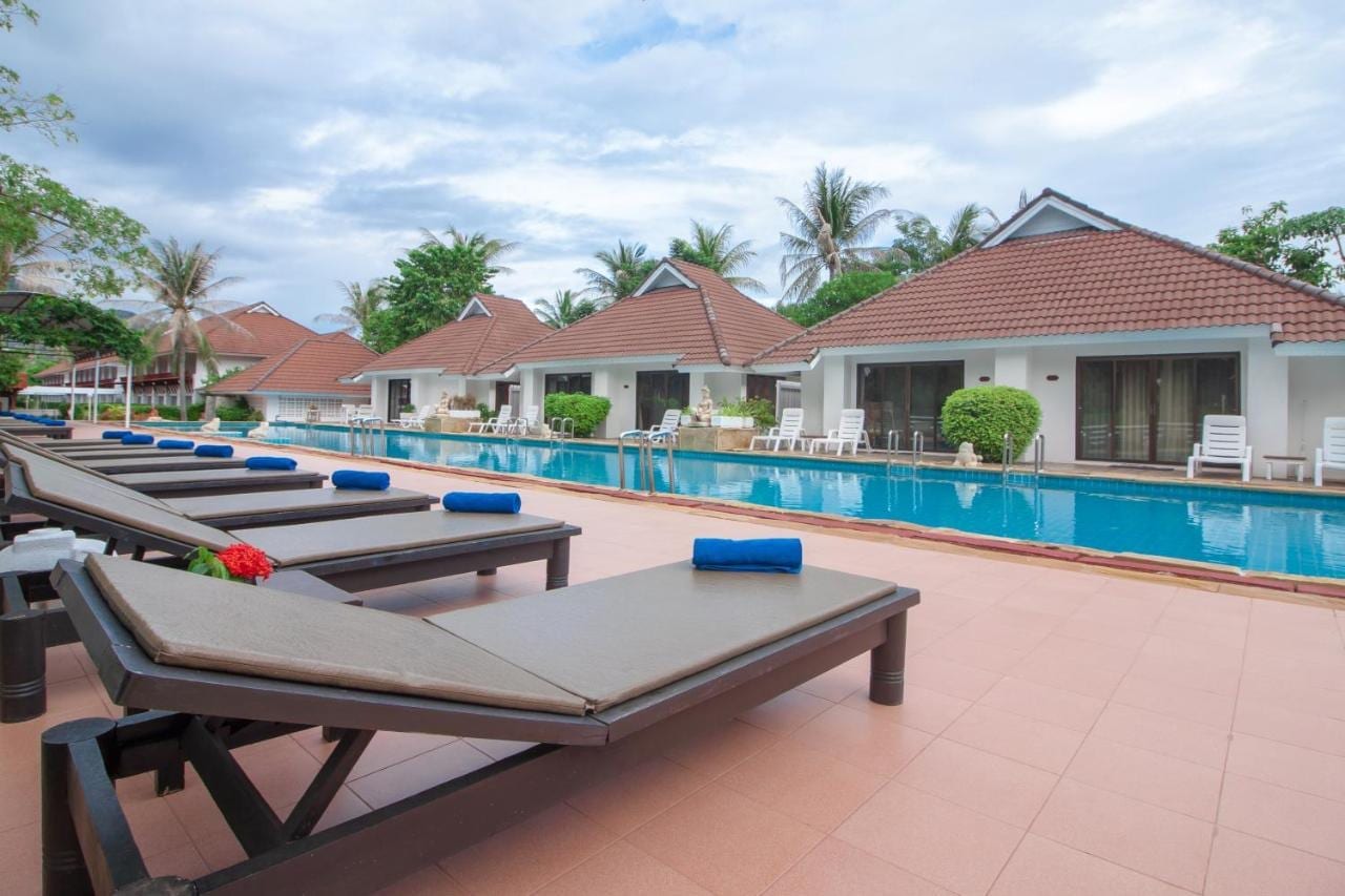 บรรยากาศหาดอ่าวโลมาหน้ารีสอร์ต The Privacy Beach Resort เงียบสงบฉากหลังภูเขา