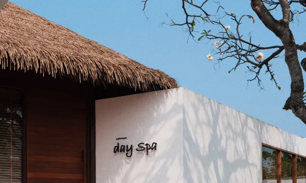 สระว่ายน้ำและพื้นที่ริมทะเลของ Putahracsa Hua Hin Resort