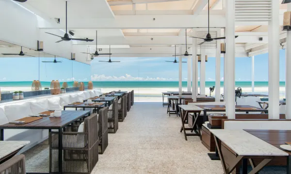 ห้องพักดีไซน์ร่วมสมัยโทนขาวของ Putahracsa Hua Hin