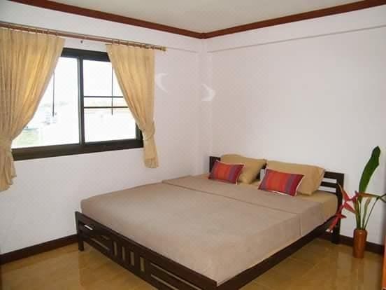 มุมนั่งเล่นและครัวรวมของ Safehouse Hostel ที่แขกใช้ทำอาหารและนั่งคุยกันได้