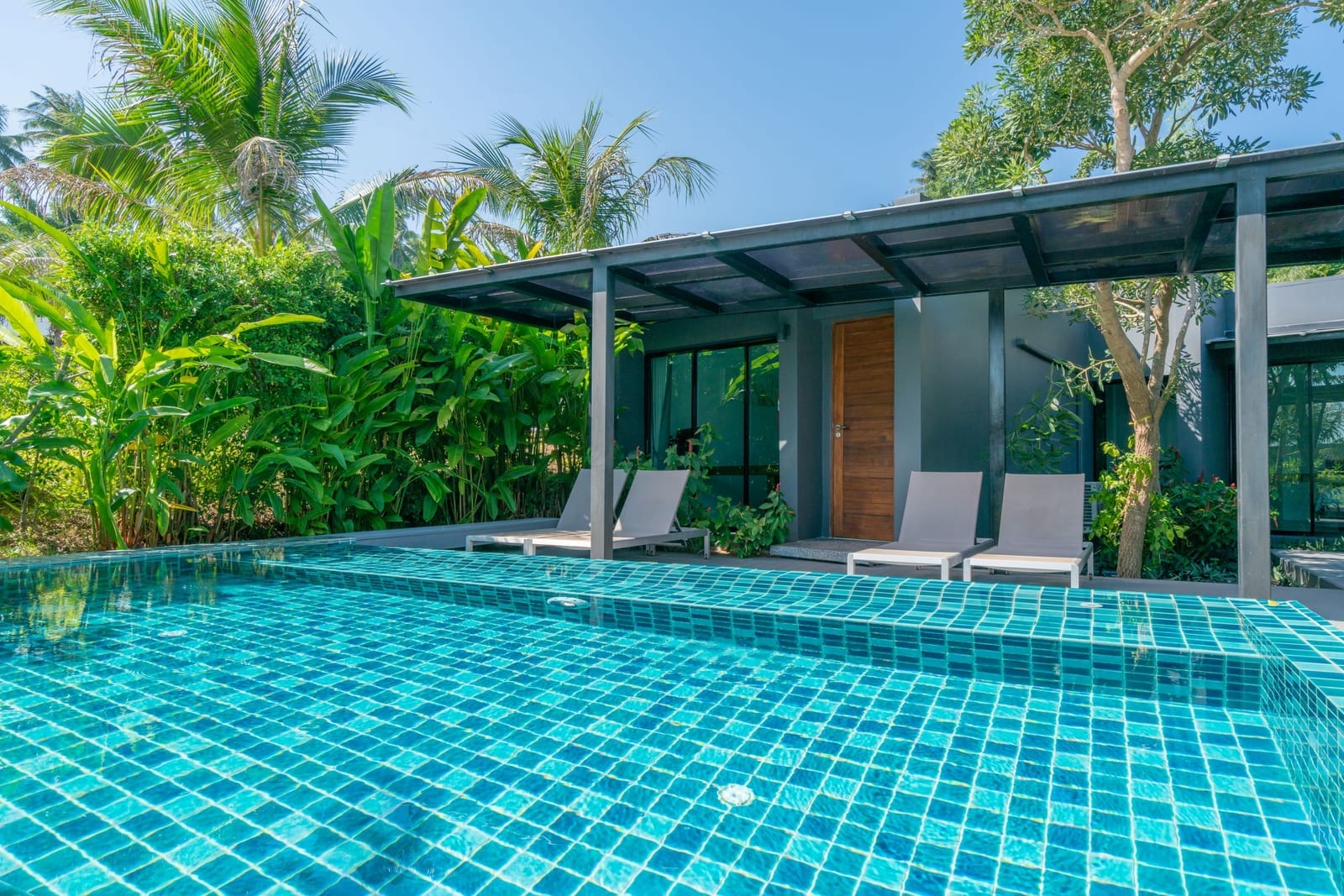 หาดส่วนตัวหน้า SEAnery Beach Resort บางสะพาน ทรายขาวน้ำใสเงียบสงบ