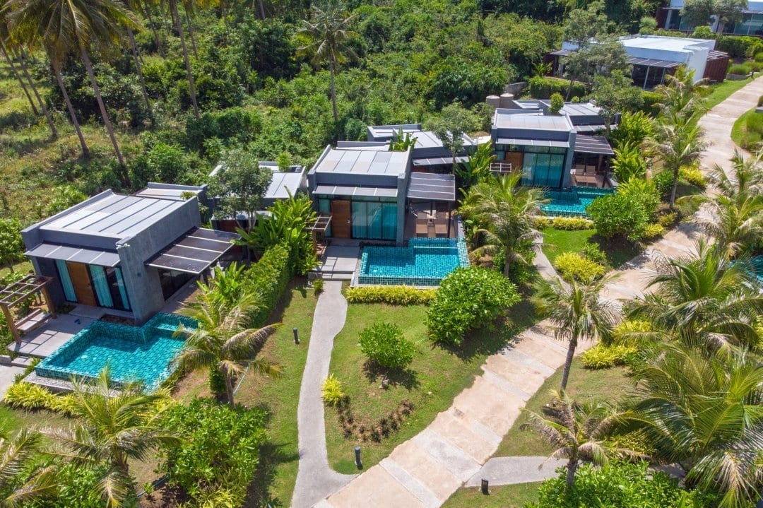 ภายในวิลล่า SEAnery Beach Resort ตกแต่งโทนอบอุ่นเปิดรับวิวทะเล