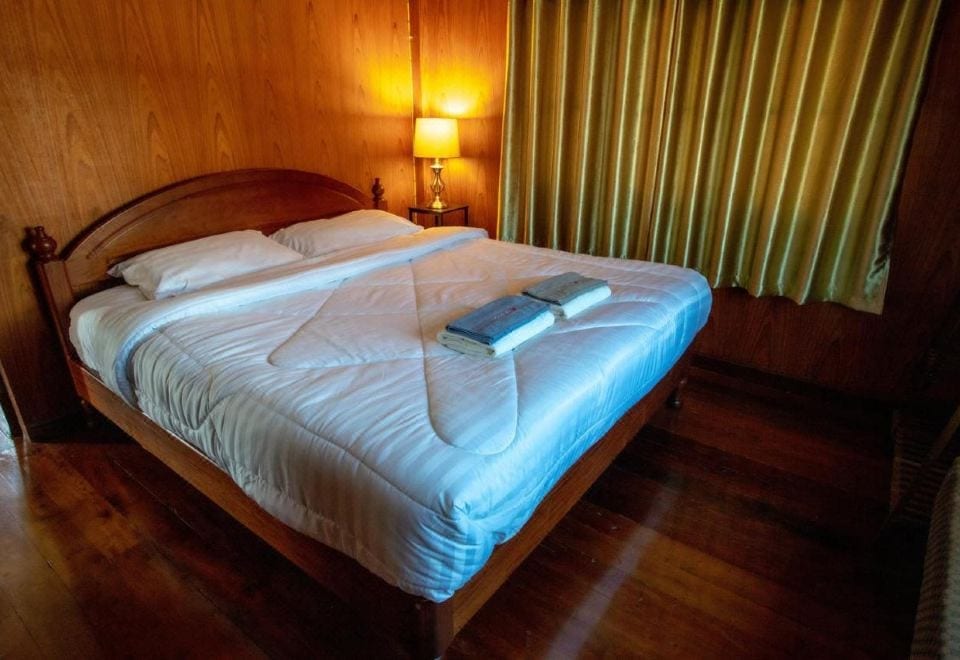 เรือนไม้ไทยริมหาดของ SeeSea Guesthouse ประจวบ พร้อมระเบียงรับลมทะเลมองออกอ่าวประจวบ