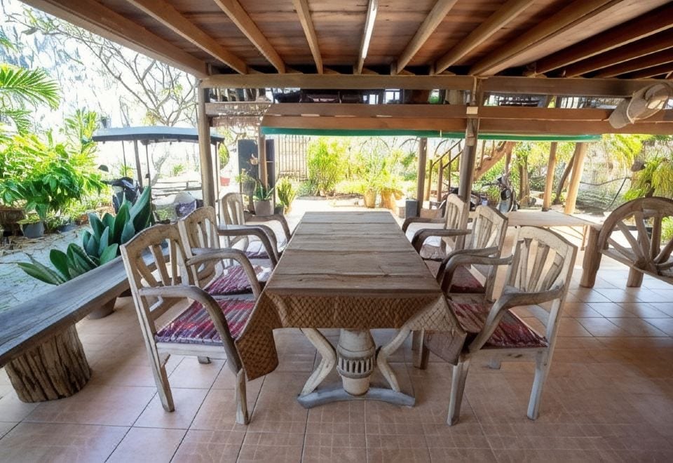 บรรยากาศสวนและมุมนั่งเล่นริมหาดของ SeeSea Guesthouse ตกแต่งสไตล์ไทยอบอุ่น