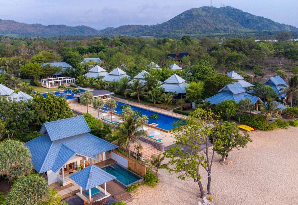 หาดบ้านกรูดหน้า Sirarun Resort หาดทรายยาวเงียบสงบน้ำใส