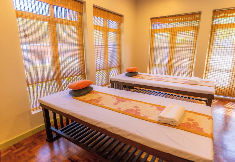 ห้องสปาและพื้นที่ผ่อนคลายของ Sirarun Resort บ้านกรูด