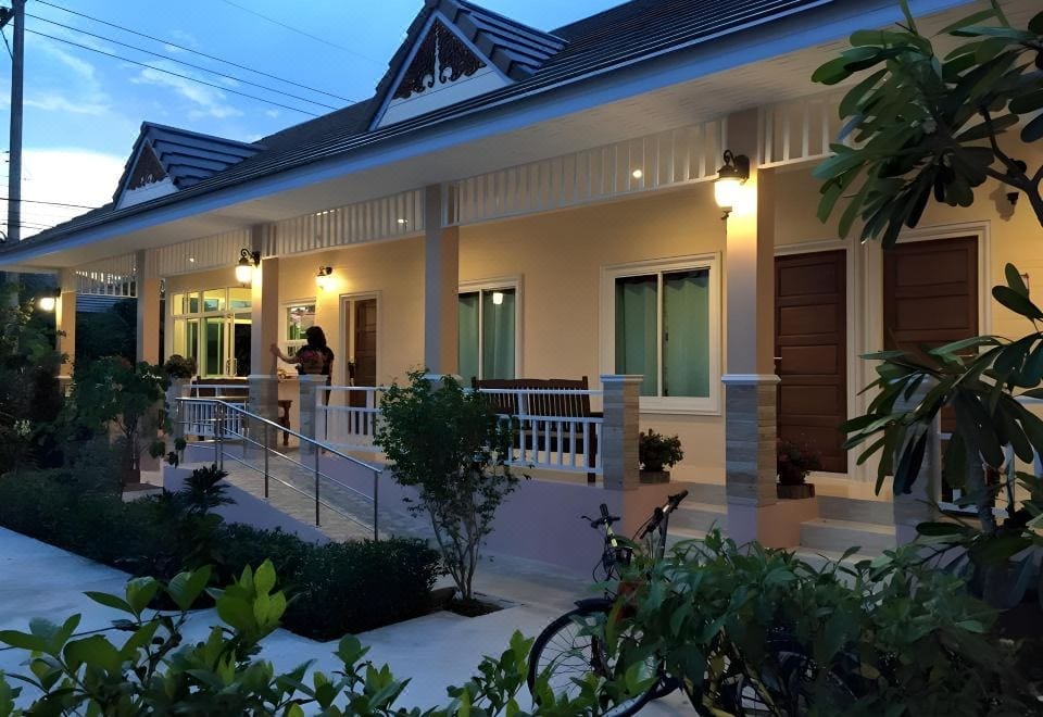 บรรยากาศสวนและตัวอาคารของ Suksopha Resort ประจวบคีรีขันธ์