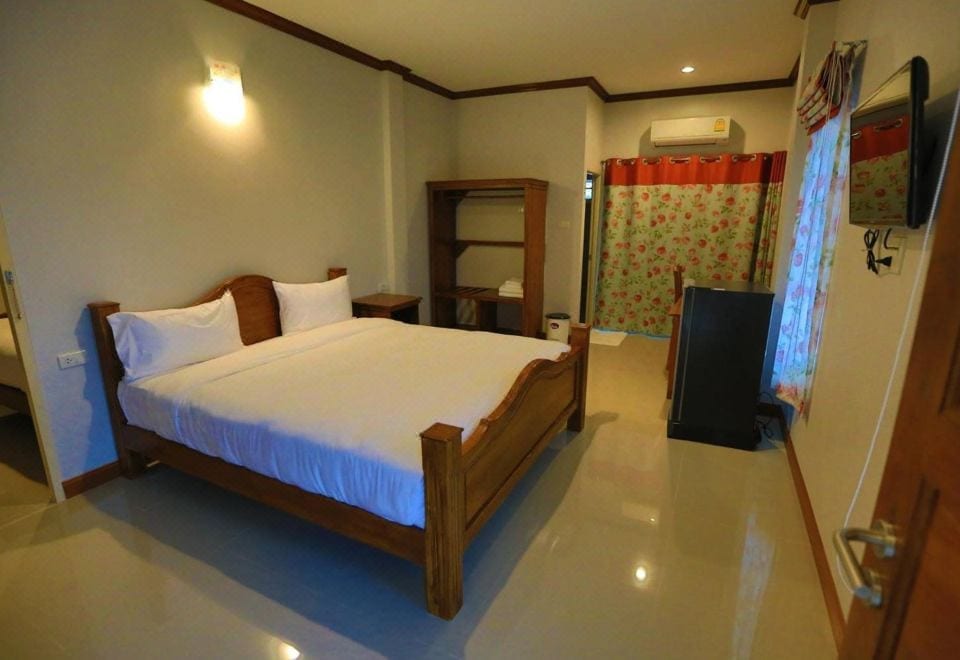 มุมพักผ่อนและที่จอดรถของ Suksopha Resort รีสอร์ตเล็กในเมืองประจวบ