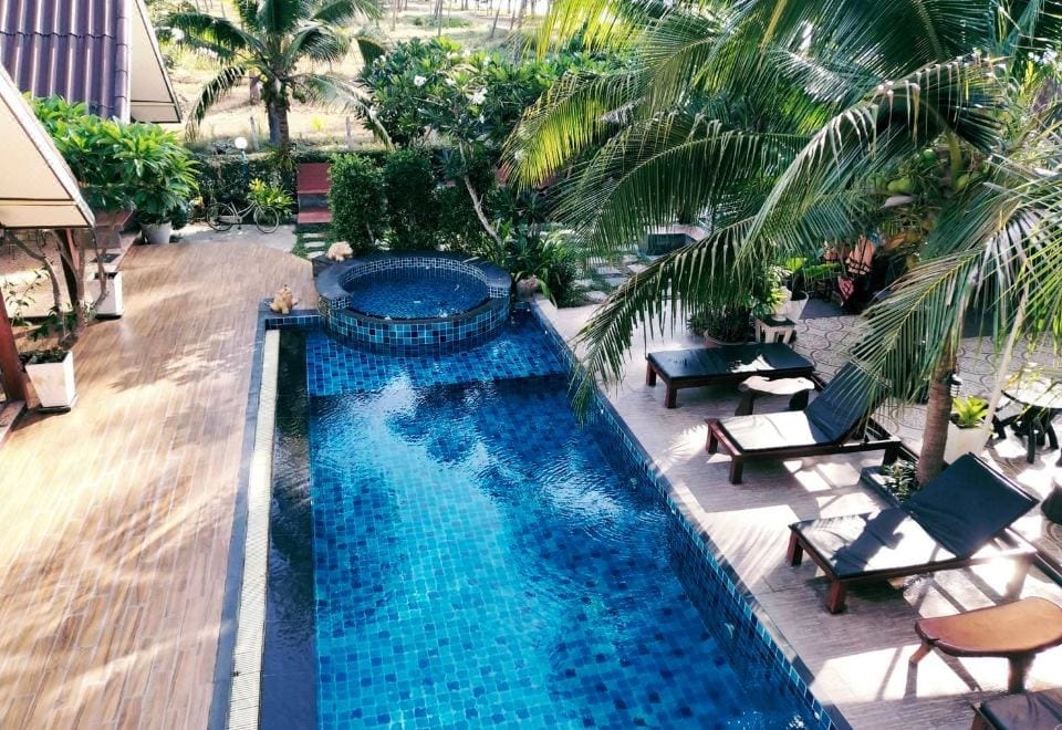 ห้องพักและบังกะโลสไตล์ไทยของ Sunrise Resort พร้อมระเบียงมองสวนและทะเล