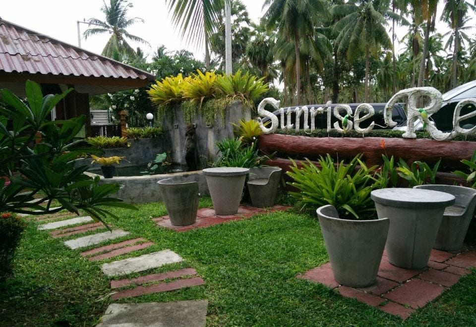 ชายหาด Sunrise หน้ารีสอร์ตที่ยาวและเงียบสงบในอำเภอบางสะพาน ประจวบคีรีขันธ์