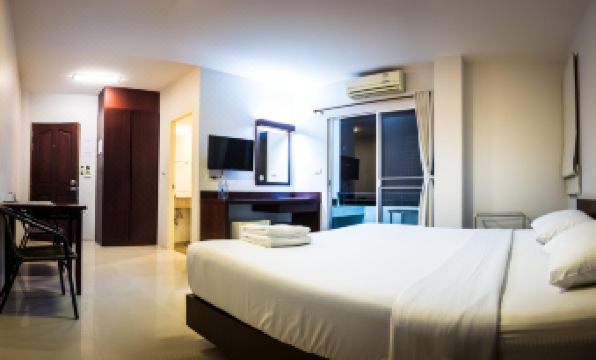ห้องพักของ Sunshine Hostel Hua Hin สะอาดพร้อมระเบียงส่วนตัว
