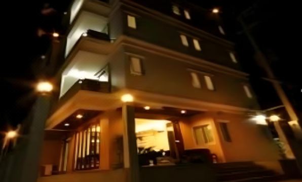 มุมห้องพักและเตียงของ Sunshine Hostel Hua Hin ตกแต่งเรียบง่าย