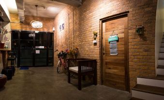 บรรยากาศภายในและทางเดินของ Sunshine Hostel Hua Hin ในซอยหัวหิน 92