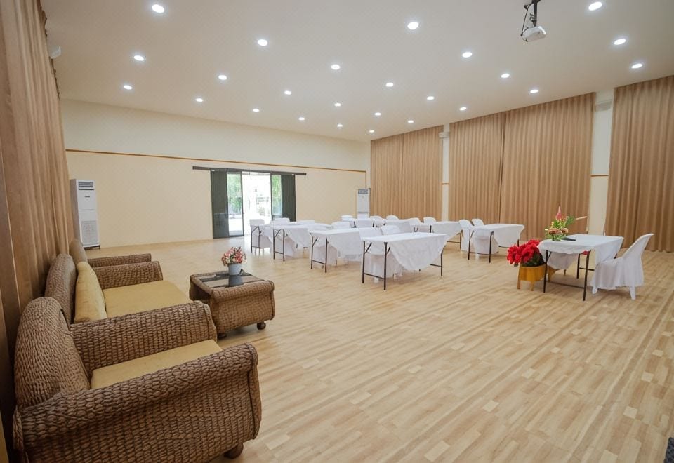 อาคารและบริเวณภายนอกของ The Win Hotel บางสะพาน