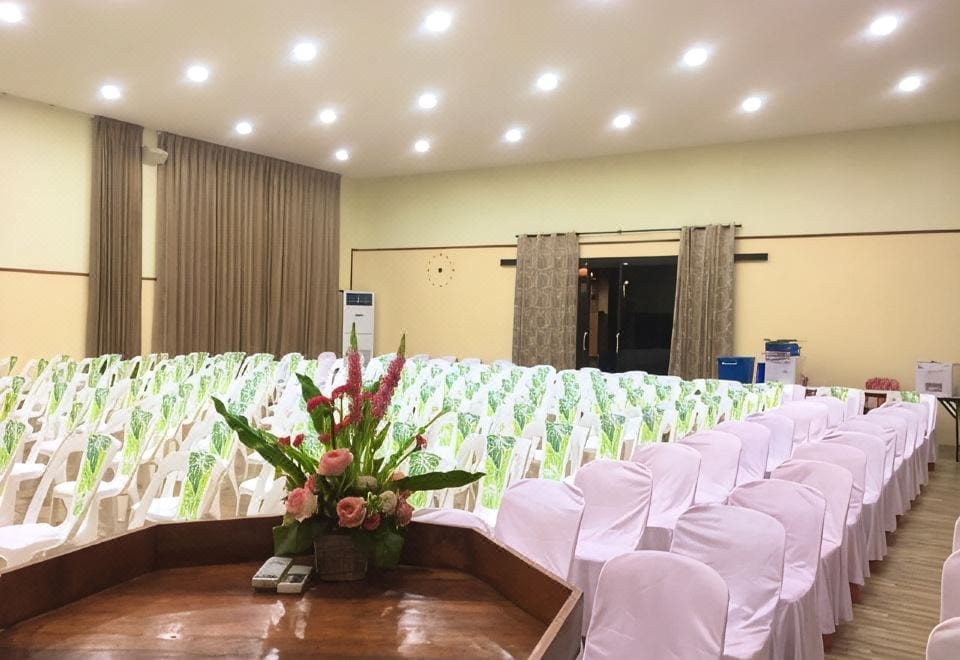 สระว่ายน้ำกลางแจ้งของ The Win Hotel บางสะพาน
