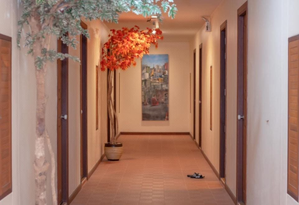 ห้องพักของ The Win Hotel บางสะพาน ห้องกว้างพร้อมเฟอร์นิเจอร์ครบ