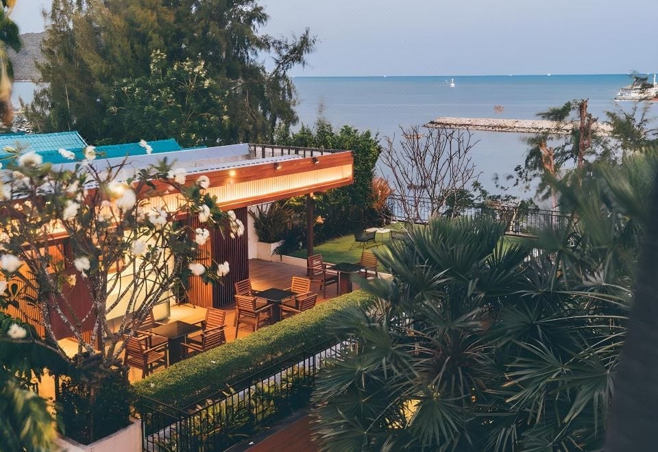 บรรยากาศสวนร่มรื่นและอาคารพักของ Tri-Shawa Resort ริมทะเลคลองวาฬ ประจวบคีรีขันธ์