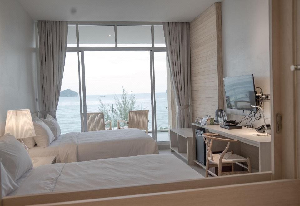 สระว่ายน้ำกลางแจ้งของ Tri-Shawa Resort ท่ามกลางต้นไม้และบรรยากาศเงียบสงบ