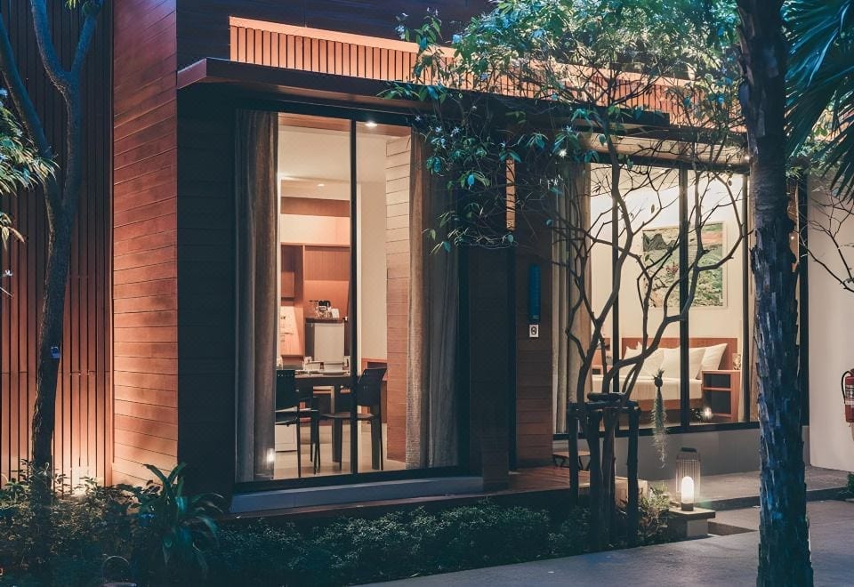 มุมริมทะเลและพื้นที่นั่งเล่นของ Tri-Shawa Resort มองออกไปเห็นอ่าวไทย