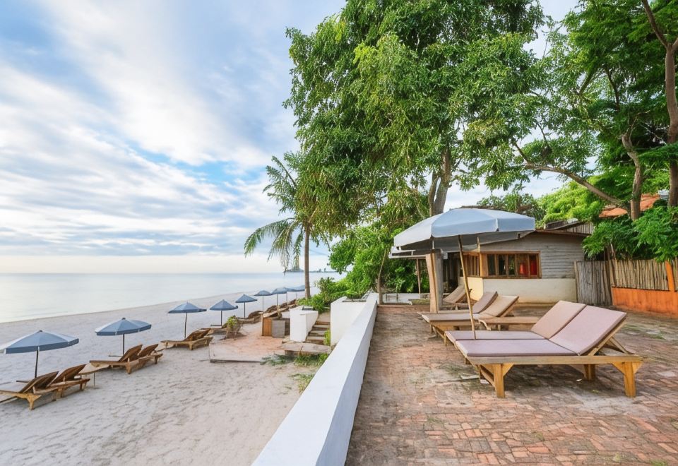 หาดทรายส่วนตัวของ Veranda Lodge Hua Hin พร้อมเตียงผ้าใบมองออกทะเล
