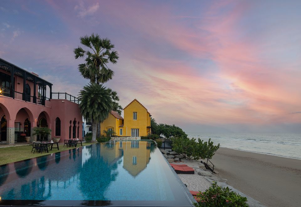 สระว่ายน้ำกลางแจ้งสไตล์โมร็อกโกของ Villa Maroc Resort Pranburi
