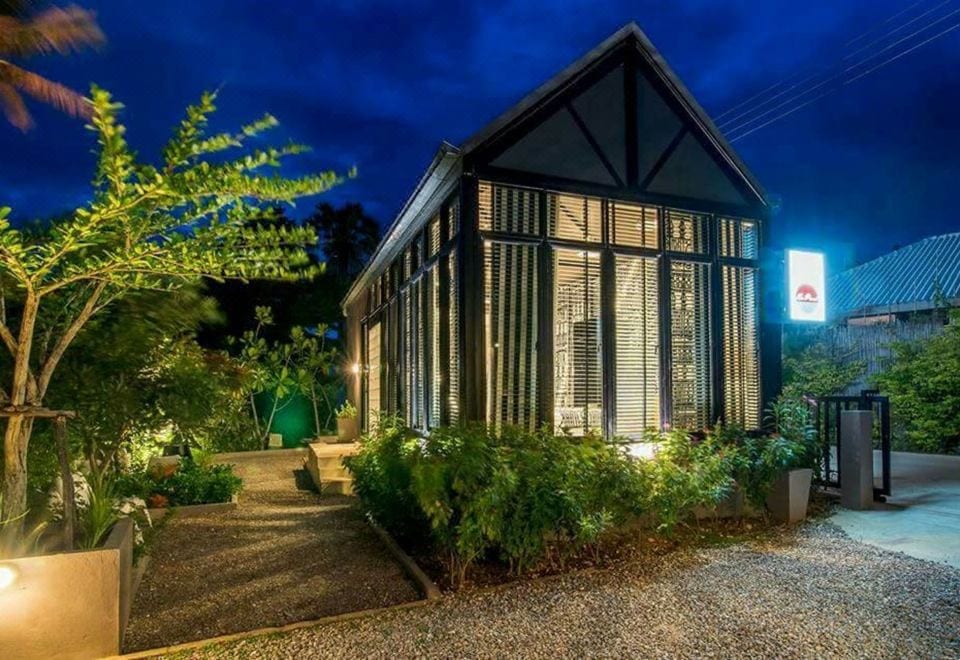 สระว่ายน้ำส่วนตัวทรงยาวของ Villa Na Pran ในสวนเงียบสงบย่านปากน้ำปราณ