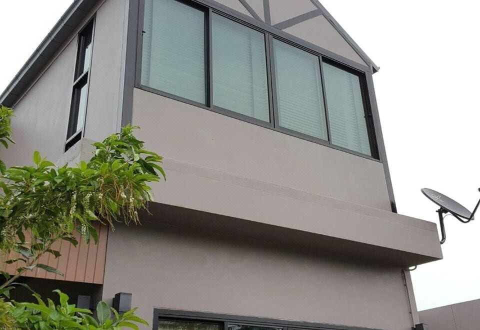 ห้องนอนสไตล์มินิมอลของ Villa Na Pran ตกแต่งโทนสบายตาพร้อมแสงธรรมชาติ