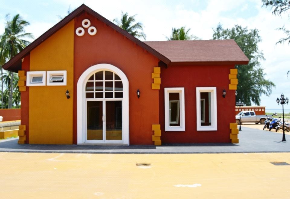 สระว่ายน้ำกลางแจ้งและพื้นที่นั่งเล่นริมทะเลของ World Cat Resort บางสะพาน