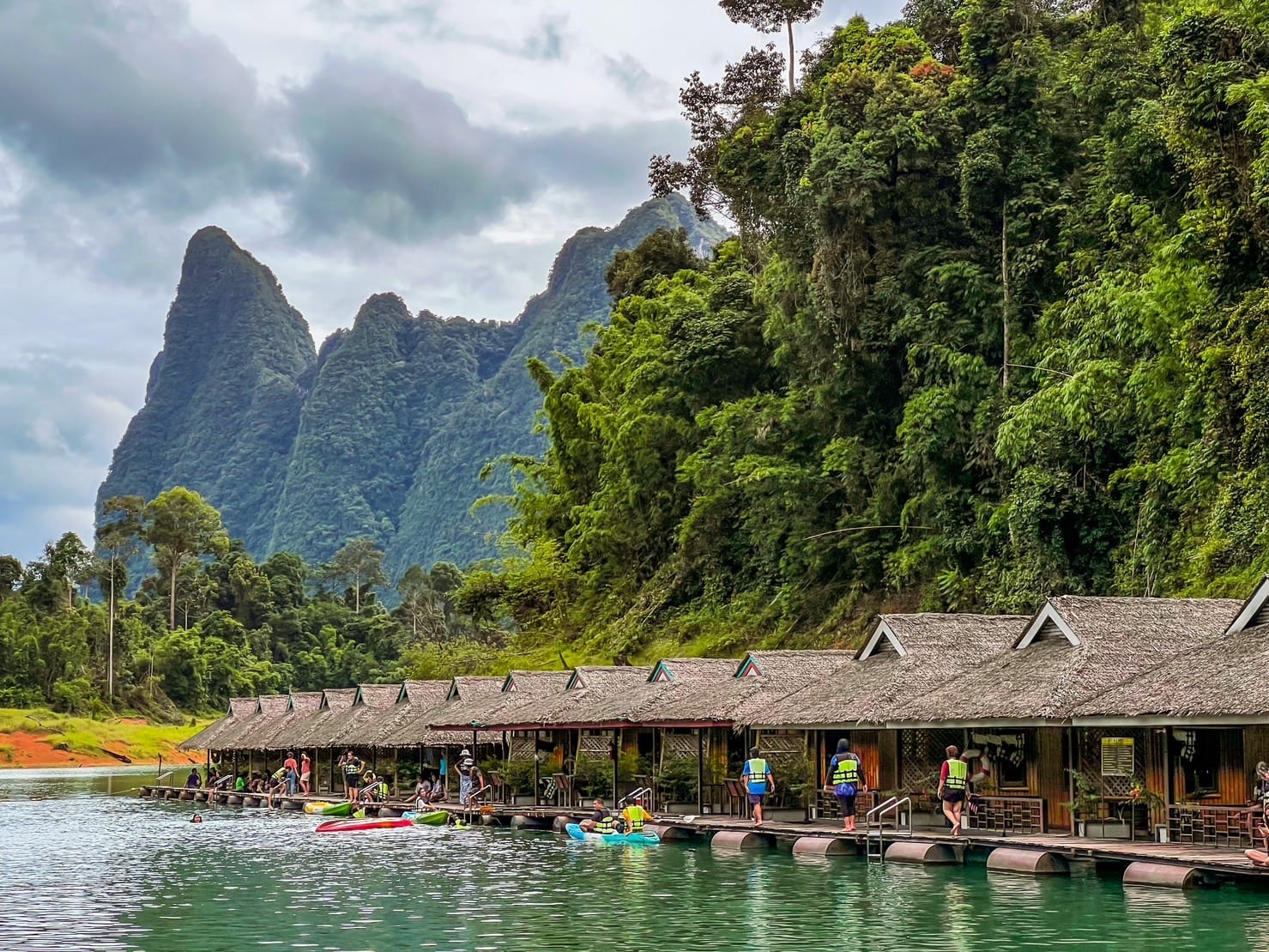 Praiwan Raft House