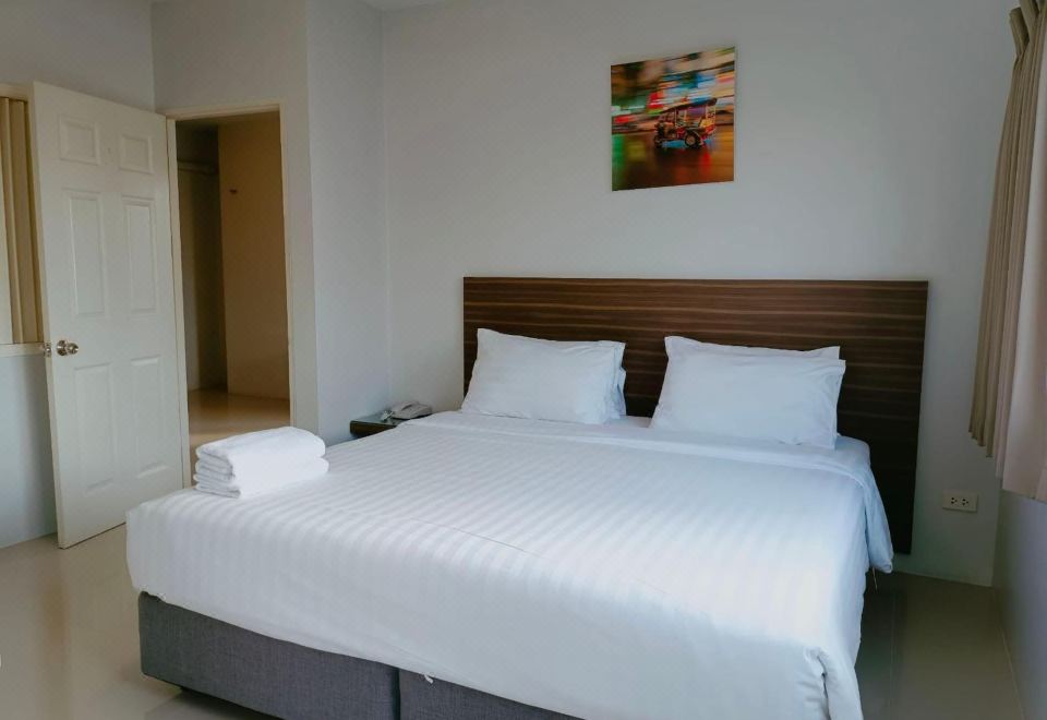 ห้อง Deluxe แบบ King bed ของ Praso Ratchada Bangkok ตกแต่งสไตล์บ้านพัก