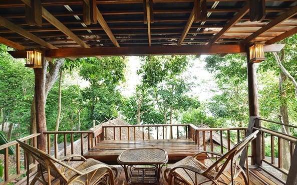 สระว่ายน้ำของ Railay Great View Resort มองเห็นหน้าผาหินปูนและทะเล