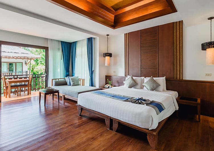 สระว่ายน้ำกลางแจ้งของ Railay Village Resort ในสวนเขตร้อนใต้หน้าผาหินปูน